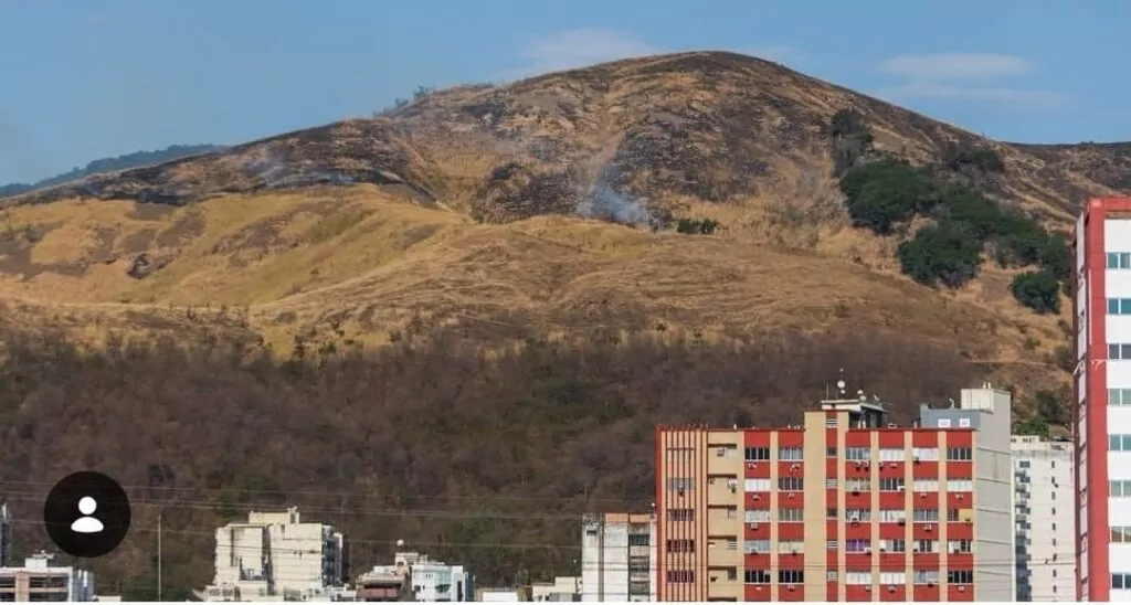 Serra do Mendanha sofre com incêndios em vários pontos 1 serra do mendanha em chamas